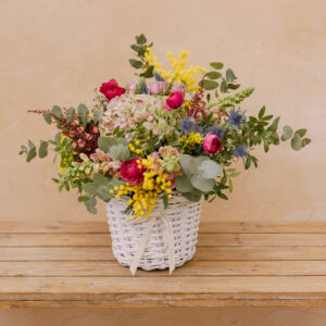 Cestillo de mimbre blanco con flores silvestres