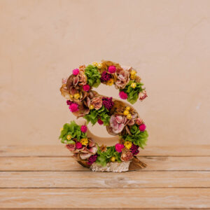 Inicial flores preservadas