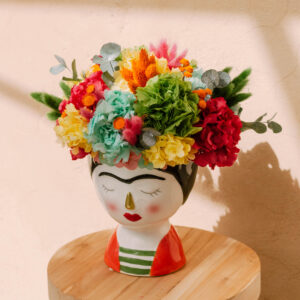 Cabeza de Frida con flores preservadas