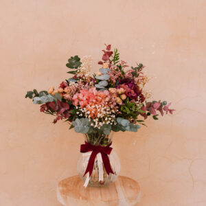 Jarrón estriado de flores variadas