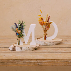 Letra en madera con ramillete de flores