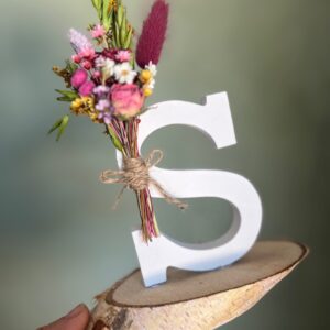 Letra en madera con ramillete de flores