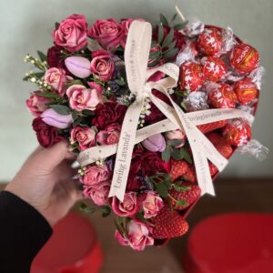 Corazón con flores, fresas y bombones