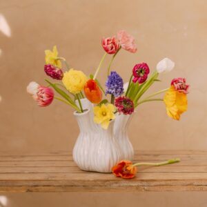 Jarrón de cerámica con bulbos de temporada