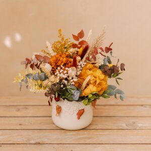 Cerámica de pajaritos con flores preservadas