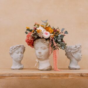 Cabeza con flores preservadas