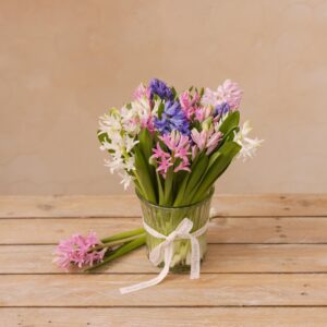 Jarrón de cristal con jacintos variados