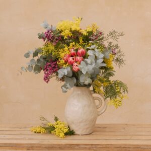 Jarrón de doble asa con flor de temporada