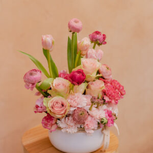 Cerámica con flores variadas en tonos rosa